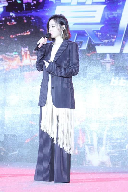 「流苏」张靓颖真挺时髦，穿“七层”流苏裤子都拖地了，短发俏皮有魅力