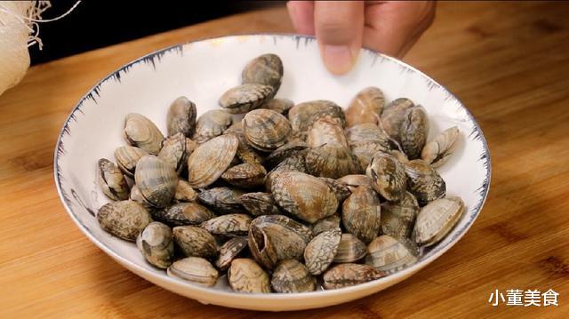 |洗花蛤时，只会加盐泡就错了，老渔民教你3招，花蛤疯狂吐沙