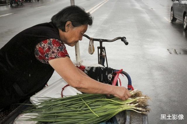 黑土影像|11岁女孩患重症76岁奶奶街头卖菜筹款，为借钱父亲见亲戚就下跪