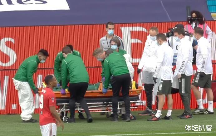 曼联|惨烈！曼联两大后卫上演头撞头，8千万巨星当场染血，队友被抬走！