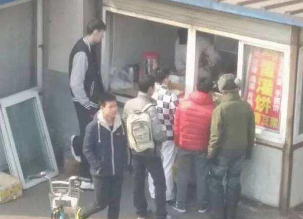 「皇家马德里」周琦再次躺枪!女篮姑娘一照片火遍全网,拿着两千万工资不愧疚么