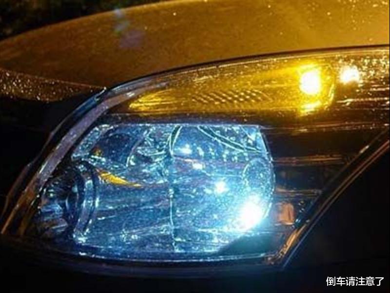 『年检』卤素大灯是“蜡烛灯”，为何不改装成LED灯？交警：不懂别开车了！