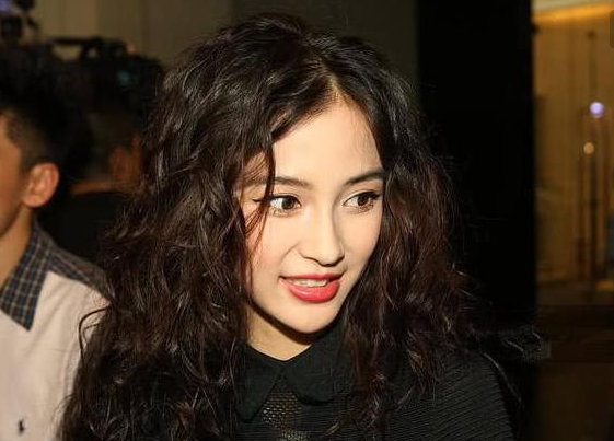 「发型」baby终于遇到自己驾驭不了的发型,女神气质全无,被嘲太邋遢
