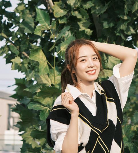 余霜|余霜直播晒出大学清纯照,巅峰颜值真的顶,可惜败给了年龄