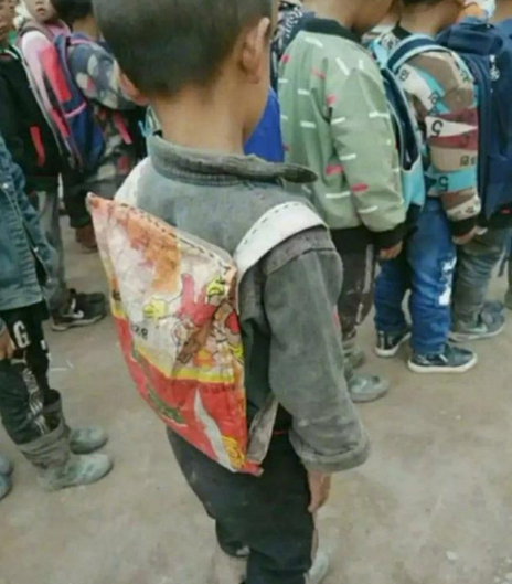 孩子背着“麻袋”书包，跟其他同学格格不入，网友：穷人的心酸