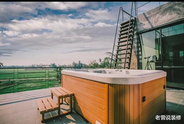 :她家不铺地,不做吊顶,全屋钢管水泥风,看到阳台我懵了!