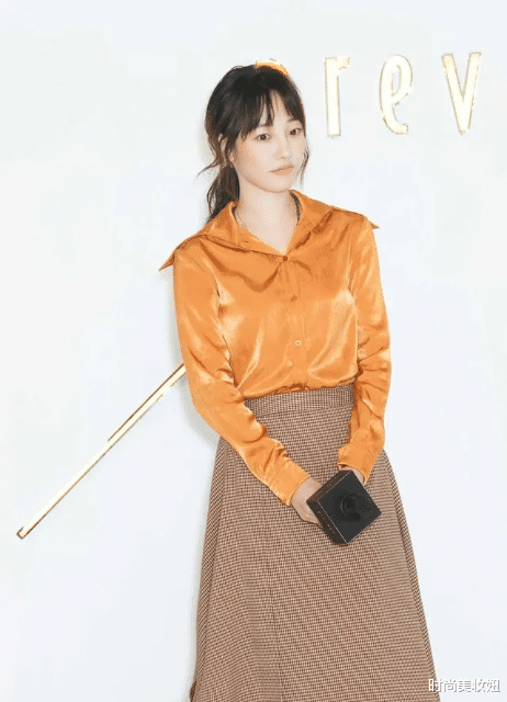 穿衣搭配：白百何终于洋气一回，牛仔短外套配喇叭裤，半扎马尾意外好看