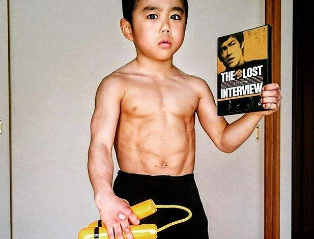 當年承諾趕超李小龍的3歲日本男孩，每天堅持訓練2小時，如今怎樣-圖4