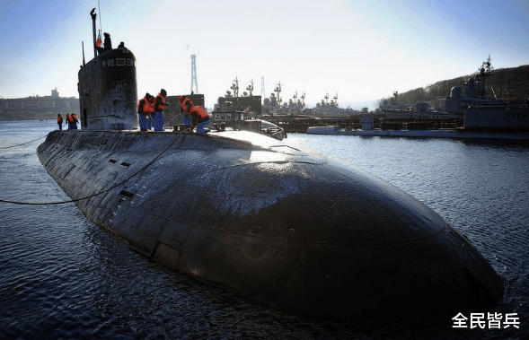 潜艇|中国潜艇上浮时被斩成两段，24名士兵当场遇难，其中还有7名军官