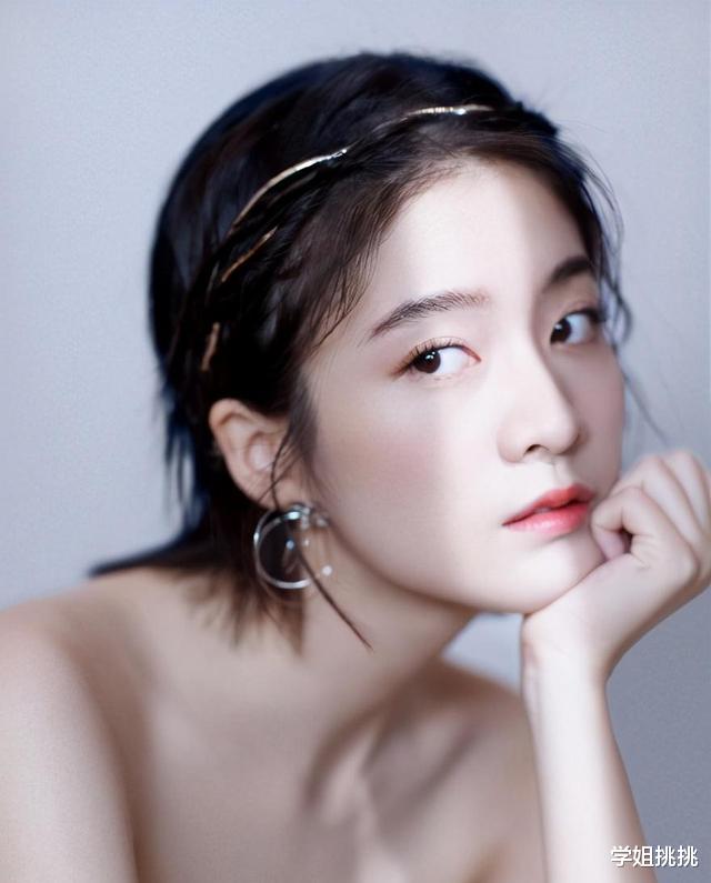 短发|李溪芮难得留长发，扎起头发更有味道了，筷子腿赚足了眼球