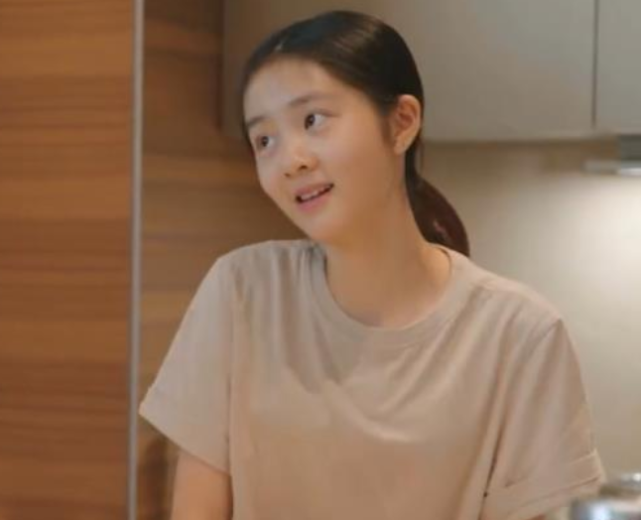 胡歌|多多学爸爸黄磊揉面，胡歌夸她专业，妈妈孙莉“补刀”太突然