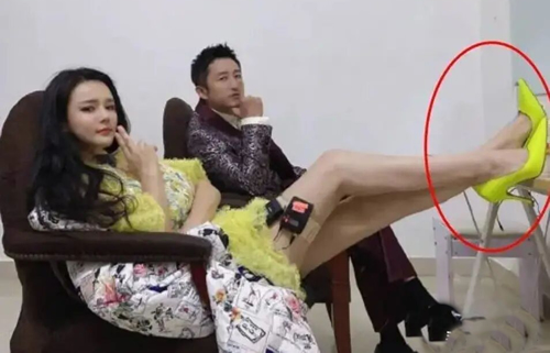 『』明星在后台的真实样子，舞台上面对观众装礼貌，私底下的素质却很一般