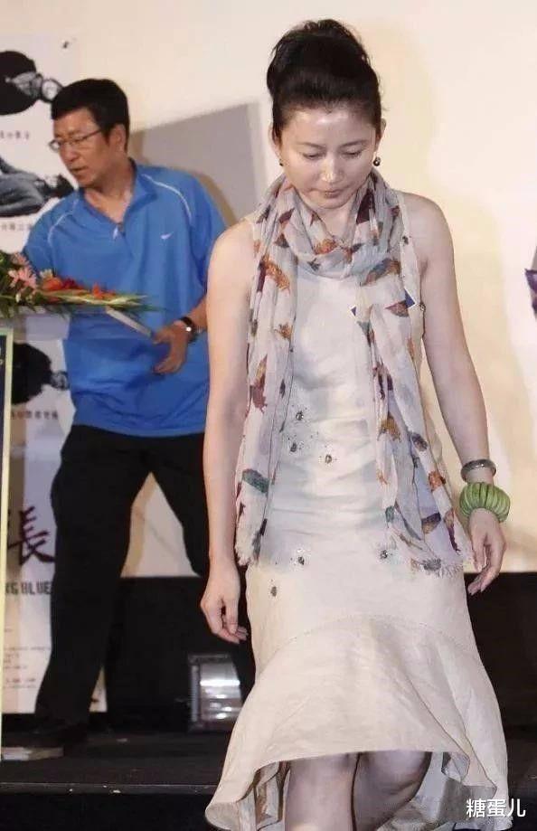 短发|王小丫穿裙子温婉素雅，但盘起头发一股大妈味，没短发时的气质！