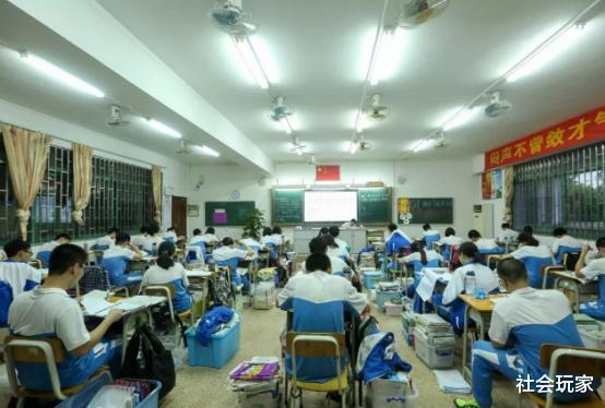 #考试#她是高考史上最糊涂的考生，忘涂答题卡宁愿给考官下跪，结果如何了？