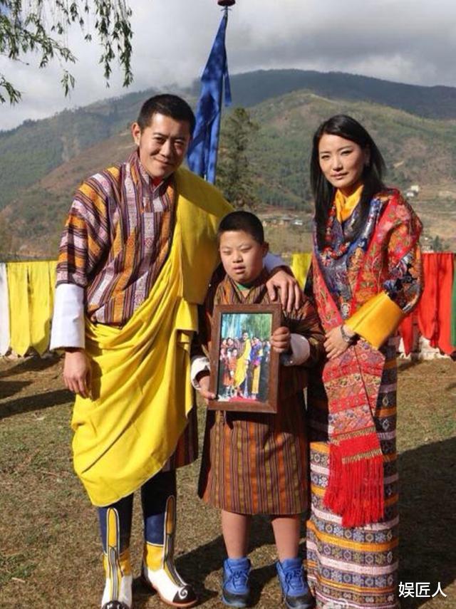 不丹官方發佈新年掛歷，30歲佩瑪主動靠向丈夫，童話婚姻重歸於好-圖5