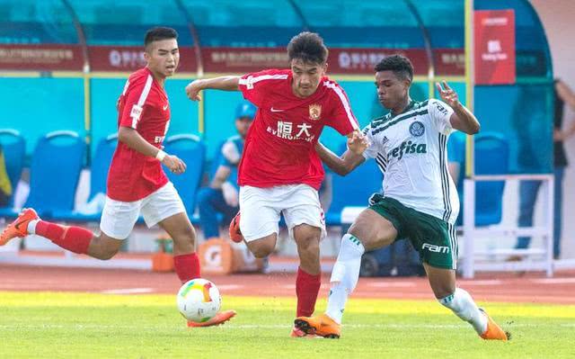 『山东鲁能』韦世豪们要努力了！恒大“后浪”在逼近，17岁天才跳2级进国青