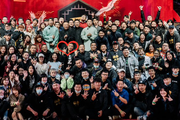 郭德纲|《德云斗笑社》收官在即，杀青大合照站位曝光，有人显出高情商