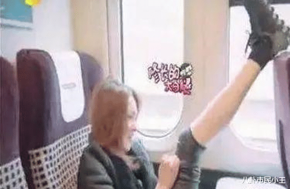 郑爽|郑爽《脱口秀》再现没素质坐姿，穿鞋踩凳子，节目极尽遮掩都没用