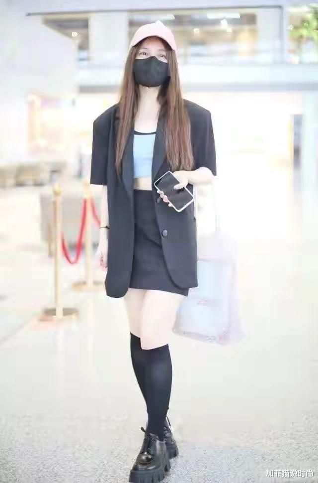 吴昕|吴昕上了《破浪姐姐》飘了！走机场接长发穿学生袜，这腿短的扎心