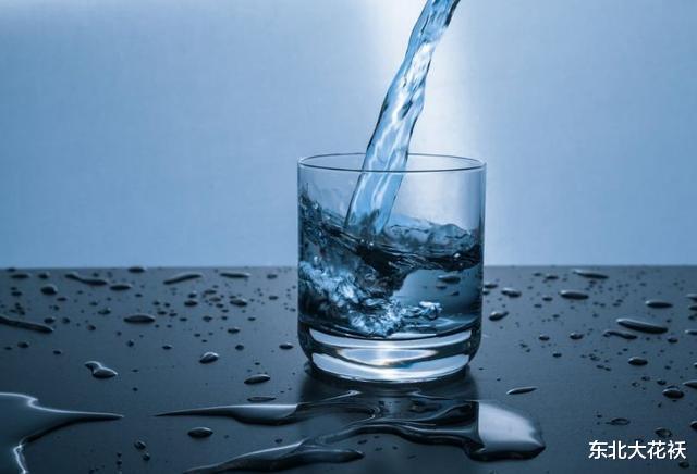 【便秘】起床、晚上喝白开水的人!这样喝水,将毁掉自己的肾