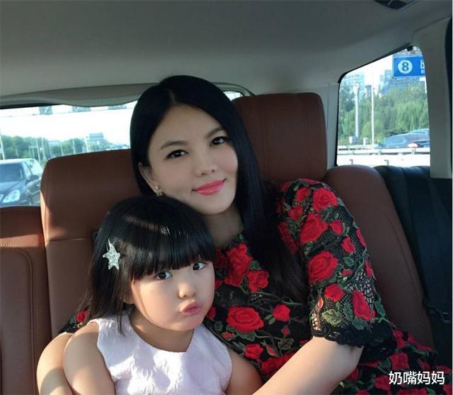 伊能静|伊能静“精养”女儿引争议，3岁小米粒喝红酒做美甲，贵妇范十足