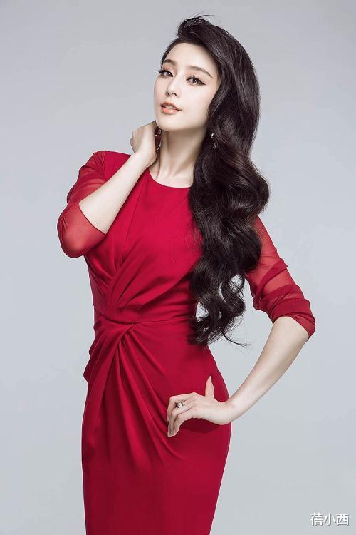 『格纹』范冰冰在国外穿得这么端庄！白色格纹套裙配短发，不作妖反而更美