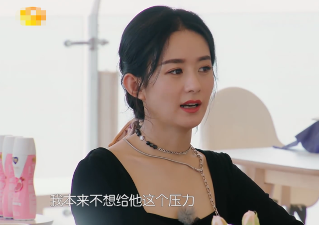 赵丽颖|都说赵丽颖走路姿势奇怪,看到她走路时的侧身,才知问题出在哪!