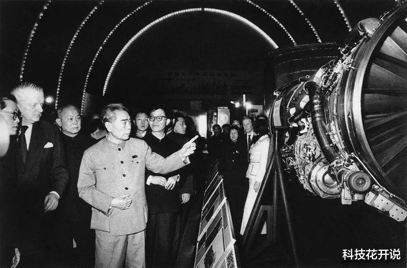 老照片|老照片：小憩的毛主席，手持银碗的周总理，观棋不语的邓小平！