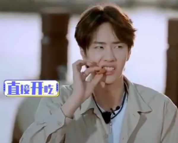 【王一博】汪涵哄王一博吃竹虫，博哥鼓起勇气尝试后，他的表情让人心疼又好笑