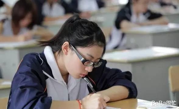 @当年那个高考忘涂答题卡,下跪恳求给机会的女孩,后来怎么样了?