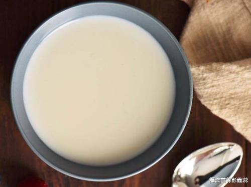 牛奶|钟南山和张文宏都建议：早餐喝一杯牛奶，但什么样的牛奶最好？