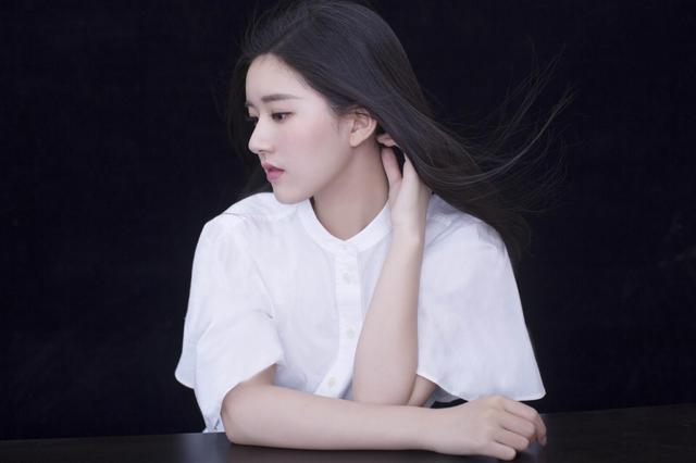 赵露思|赵露思路透图暴露颜值,看到她的双腿,网友:这是70多斤的身材?