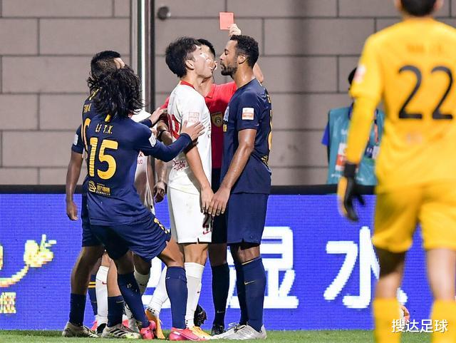 越位|中超又1大规模冲突！球员惨叫响彻全场，解说直言：至少禁赛3场