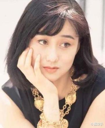 李连杰|赌王葬礼上,李连杰携爱妻利智现身,网友直呼称:这是利智?