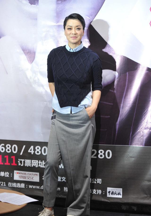 【穿衣搭配】57岁毛阿敏带火新潮流,“瘸腿裤”高级又时髦,搭配简单却有个性