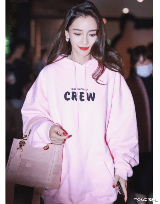 卫衣|杨颖最新私服粉嫩得像18岁少女，卫衣配打底裤，这角度有点显腿短