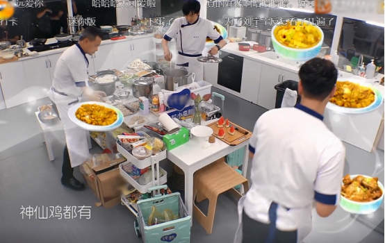 刘宇宁|《中餐厅》做饭多恶心?炒菜用烂油,刘宇宁切菜还拿垃圾,不敢吃