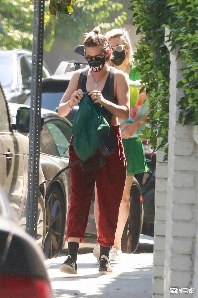 克里斯汀·斯图尔特|暮光女和女友逛街，胳膊上的肉多了一圈，网友：宅家胖了好多