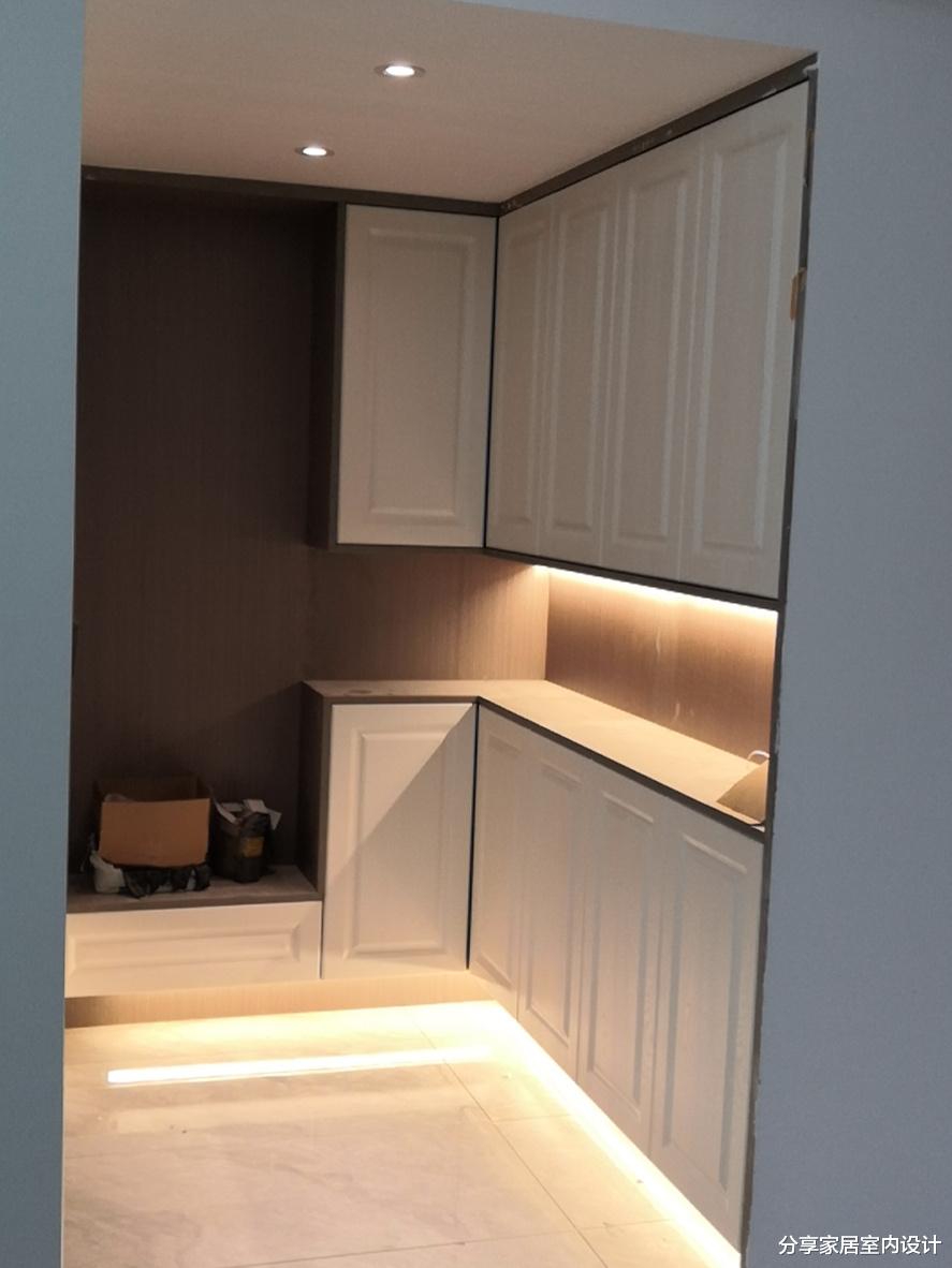 |她家141平新房，效果很漂亮，把次卧改衣帽间和书房，很实用！