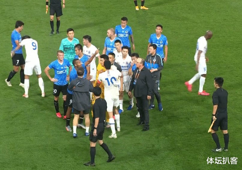 苹果|火爆！中超2大外援激烈推搡，赵旭日怒骂申花队长，贝尼特斯劝架