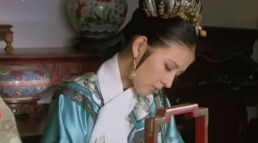 [后宫史]甄嬛传：皇后为何唯独不敢动叶澜依？从她的眼神看出了一切真相