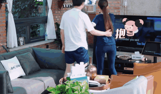 「吉娜·爱丽丝」郎朗从德国回上海，吉娜穿大袄顾不上时髦，被通过后当场90度鞠躬