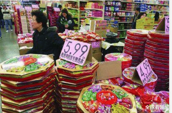 |日本大妈到中国旅游，刚到超市门口就愣了：中国人这么有钱？
