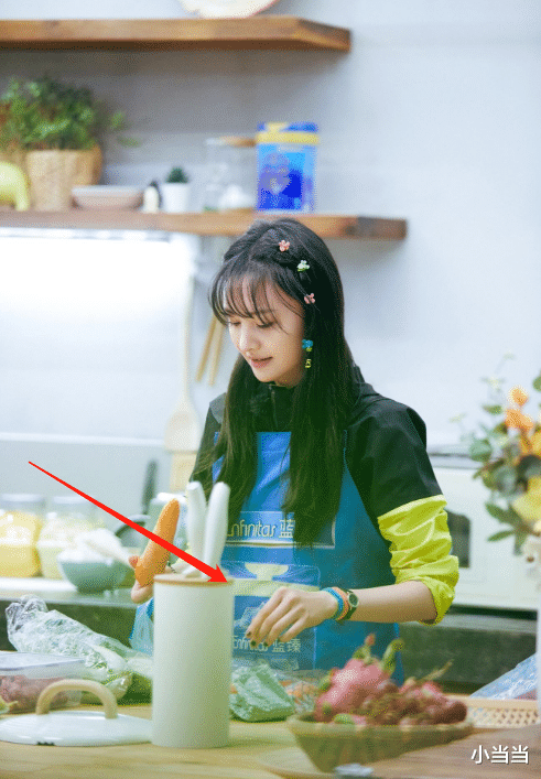 「美甲」郑爽带火了“毒液美甲”,当她做饭给小朋友吃,真怕汁液掉下来!