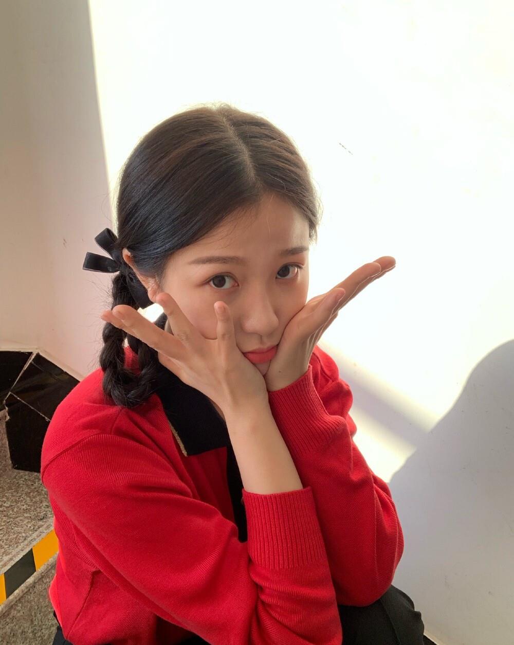 杨超越|华语女歌手榜公布，邓紫棋勉强进入前十，杨超越稳居排行榜榜首