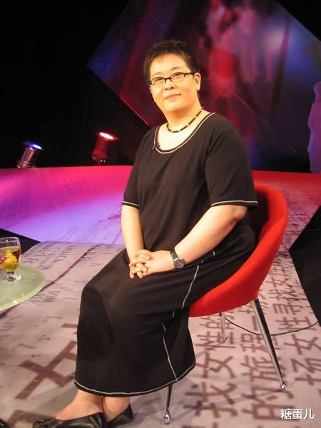 短发|主持人张越55岁还减肥，短发做个微卷，比年轻时候都漂亮！