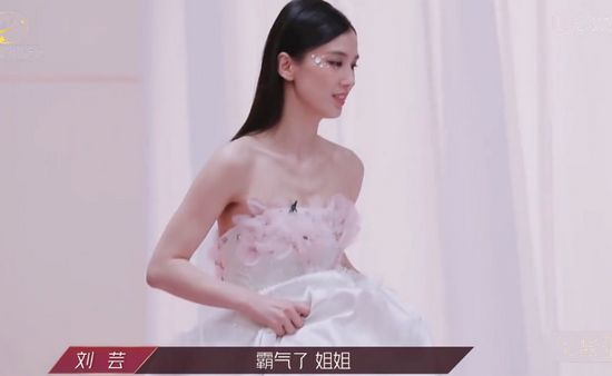 金莎|《乘风破浪的姐姐》金莎金晨脸上惊现淤青，被网友质疑整容打针