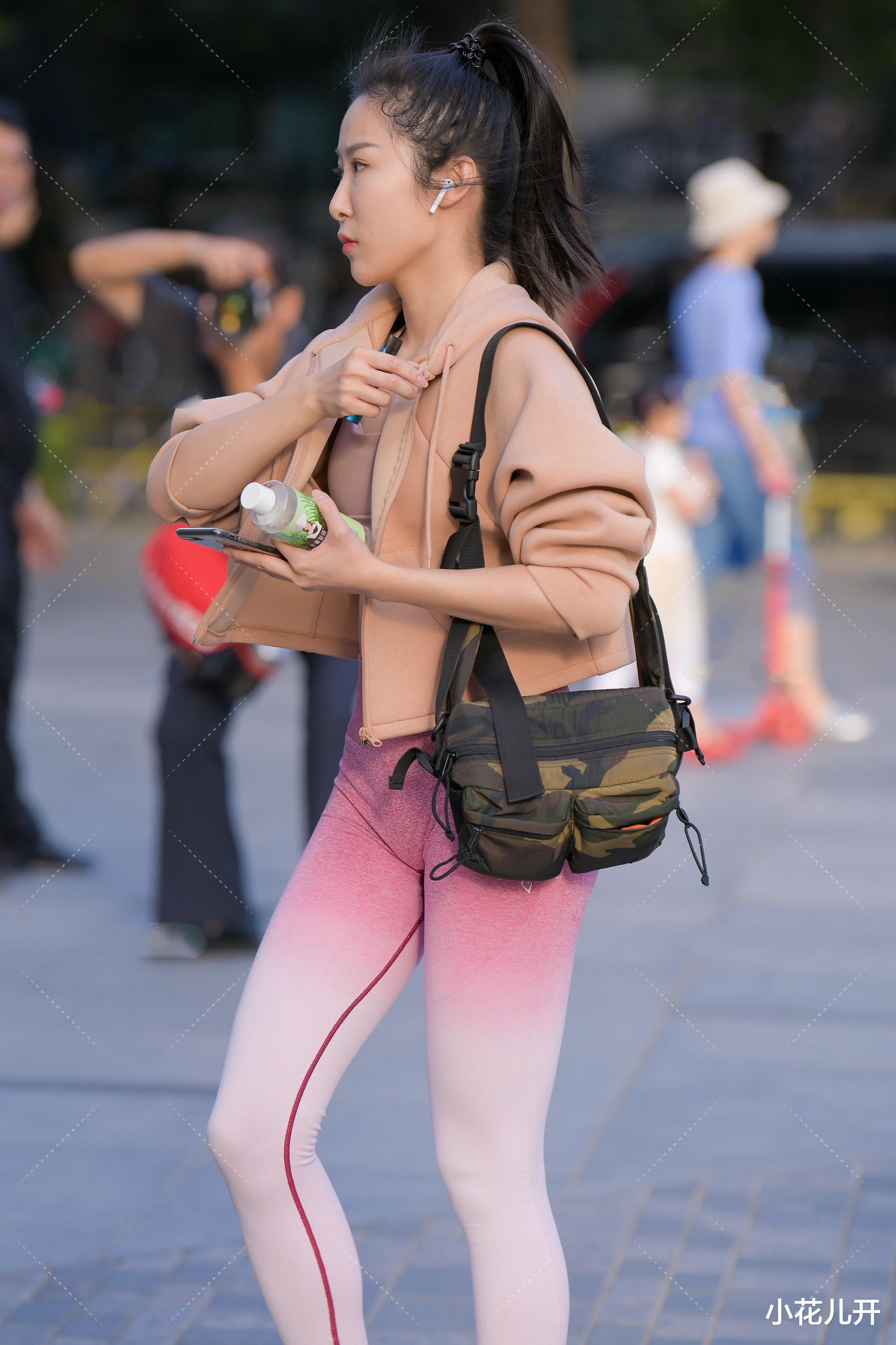 「外套」肉色太空棉外套穿出轻松，马尾辫和渐变粉色裤子，显高显瘦