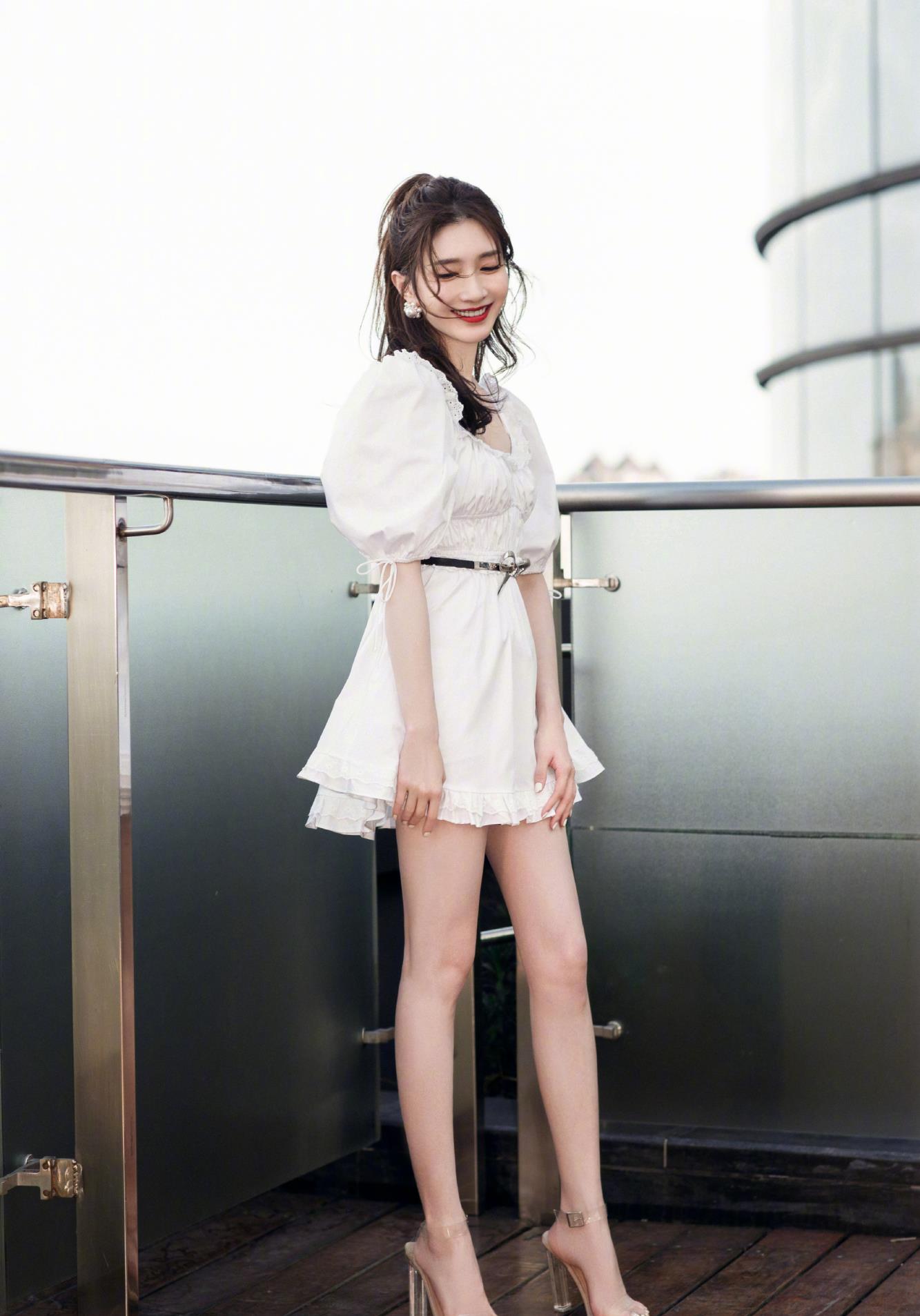 连衣裙|34岁江疏影白色连衣裙，半高马尾活泼又洒脱，气质完胜“林有有”