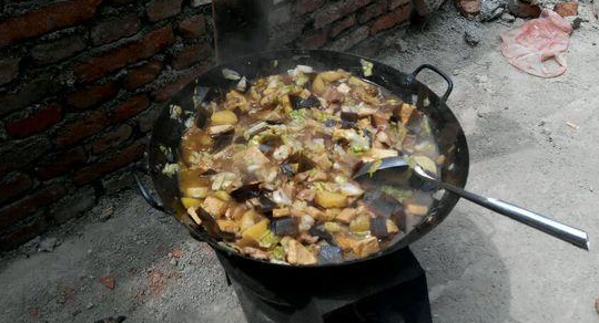 败给不是善茬的邻居, 别墅硬被逼成普通民房, 惹不起就只能躲